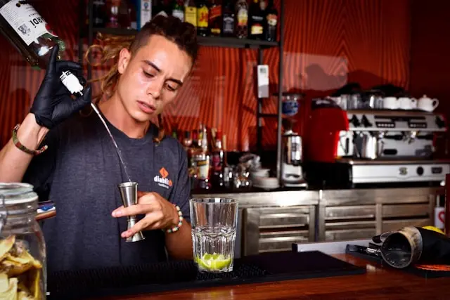 bartender sirviendo un trago
