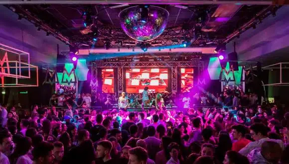 imagen de personas bailando en una discoteca