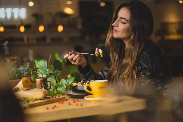 mujer sentada en restaurante