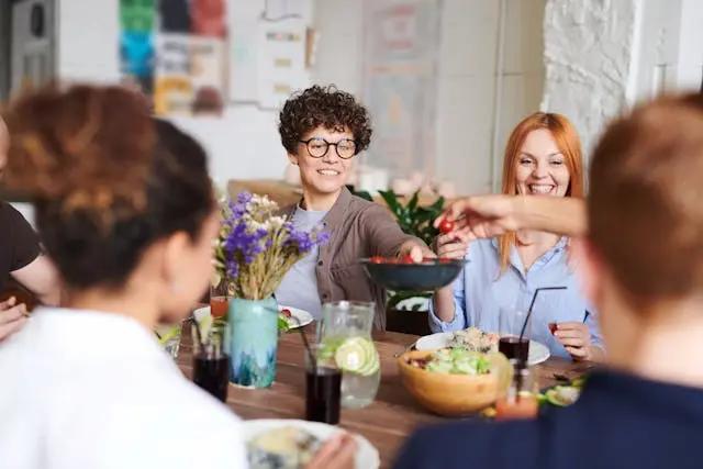 varias personas en un restaurante