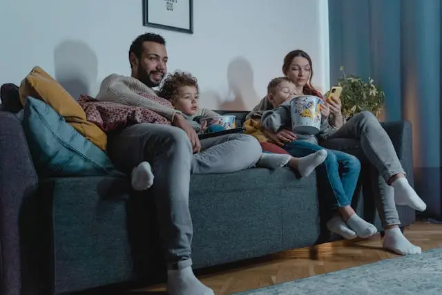 familia viendo la tele