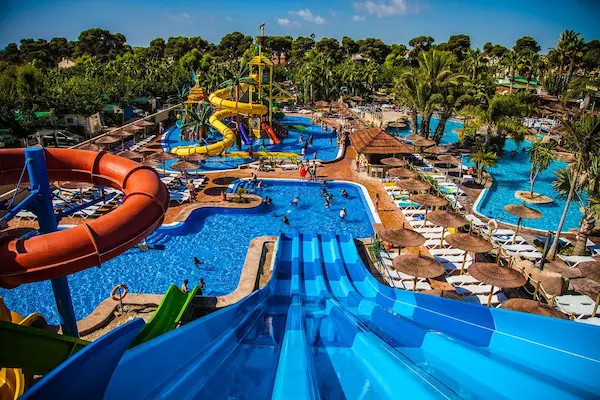 Piscinas familiares con zonas diferenciadas para niños y adultos - Piscinas en el sur