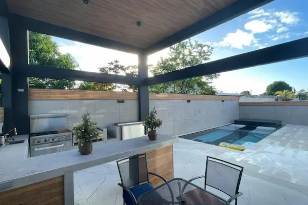 Piscinas con áreas de parrilla y espacios sociales