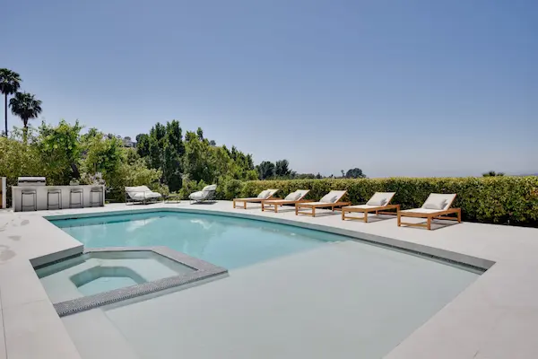 Piscinas amplias para reuniones de amigos